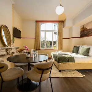 The Queen's Twelve By Romy&travis Apartahotel